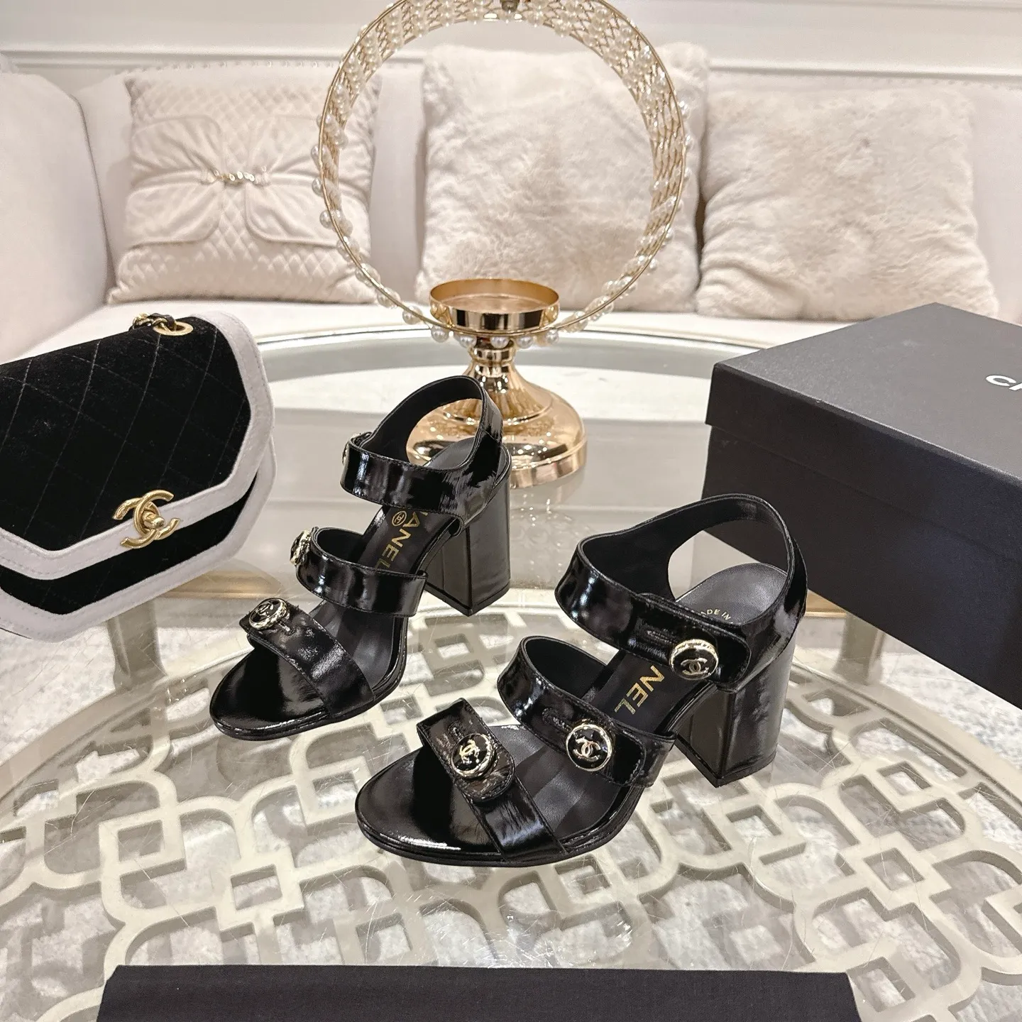 👟👟Ex-factory price 560👟👟 2026SS latest CHANEL Chanel 2026 early spring catwalk new model 🌸️Purchased the original version in Hong Kong and opened the mold exclusively. Top quality % genuine last developed with smooth lines and smooth entry and exit from the counter! Official website 1:1 production. Fabric: Mixed sheepskin imported from Italy & private molded double C buckle and letters are delicate, smooth, shiny and feel great! 💅The fabric and the feet are made of the same material, which is great on the feet! ! ! Color: black/apricot Code number: 34-40 (custom-made sizes 41 and 42 are non-refundable)